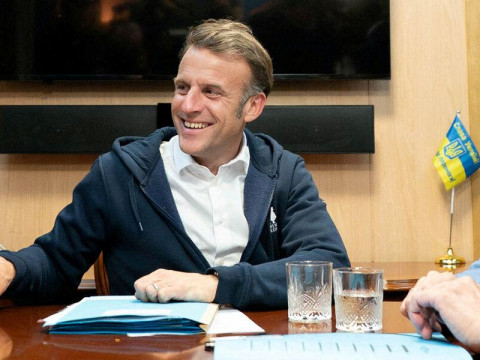 Фейк от «Шкварка News»: Макрон уволил пресс-секретаря из-за видео с «кокаиновой салфеткой»