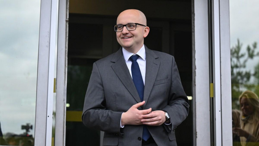 “Our resources are for our citizens, not for runaway traitors.” Minsk News mistranslated the Polish MP’s speech