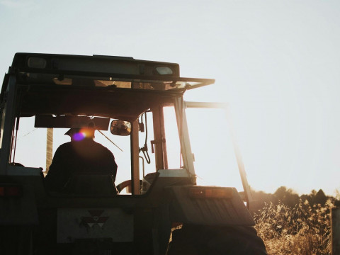 "Still plowing with vintage tractors". How ZhS Premium misjudged Lithuanian farmers based on photos of the protest