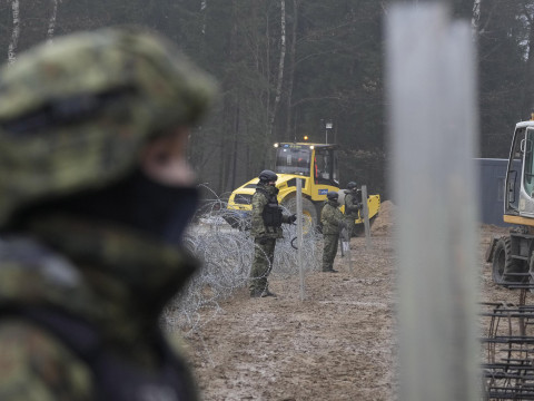 «Не збіраюцца працаваць і легалізавацца». Тэорыя беларускага радыё пра мігрантаў у ЕЗ не прайшла фактчэк