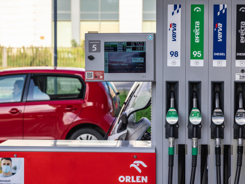 На «Мінскай праўдзе» распавялі пра неіснуючую забарону для замежнікаў запраўляцца на польскіх запраўках