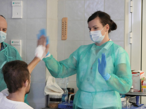 Are Polish authorities kicking out migrant doctors? We verified the claim of a Belarusian TV presenter