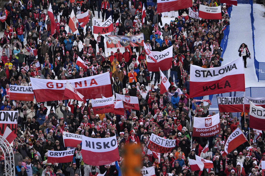 A News.by host discussed Polish emigration but overlooked Belarusians