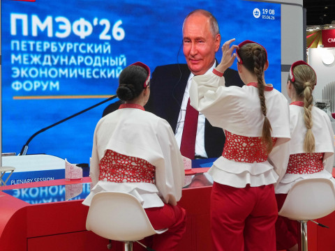 “Notice how many foreign delegations were present.” Radio Minsk misidentified foreign guests as representatives from Germany and the U.S.