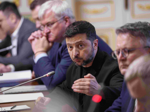 News.by presented a graph showing a decline in public trust in the Ukrainian government. However, the study did not survey Ukrainians