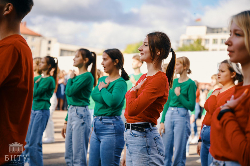 «Розніца проста гіганцкая». На дзяржТБ, параўноўваючы колькасць валанцёраў у Беларусі і ЕЗ, у добраахвотнікі запісалі ўсіх сябраў БРСМ
