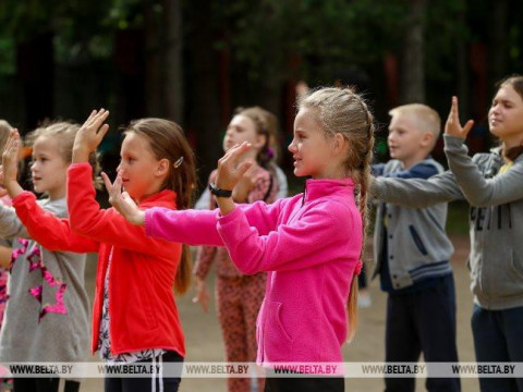 Экскурсія ў турму, Z-канцэрт і стралковы клуб. Як праводзяць лета беларускія школьнікі